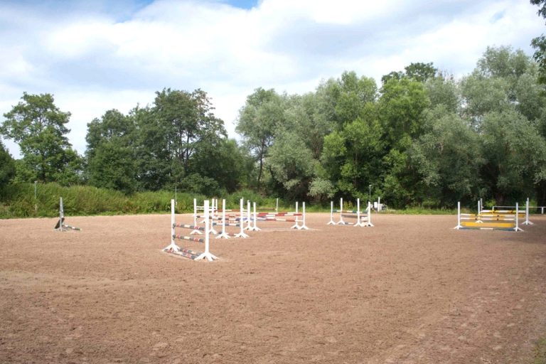 Außenreitplatz mit Parcours
